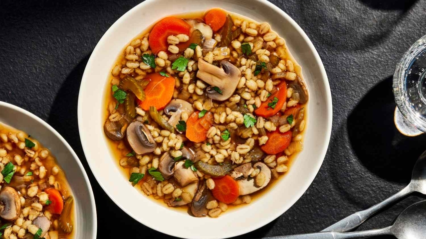 Sopa Sustanciosa de Champiñones y Cebada para Noches Acogedoras