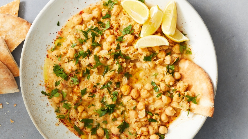 Salteado de garbanzos al limón y ajo con toque ahumado, espinacas y feta