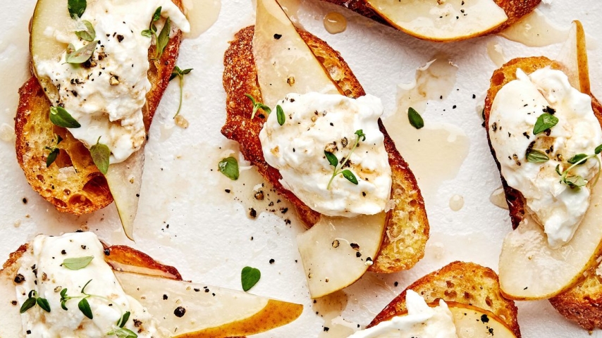 Crostini de Pera Caramelizada y Nuez con Ricotta Batida