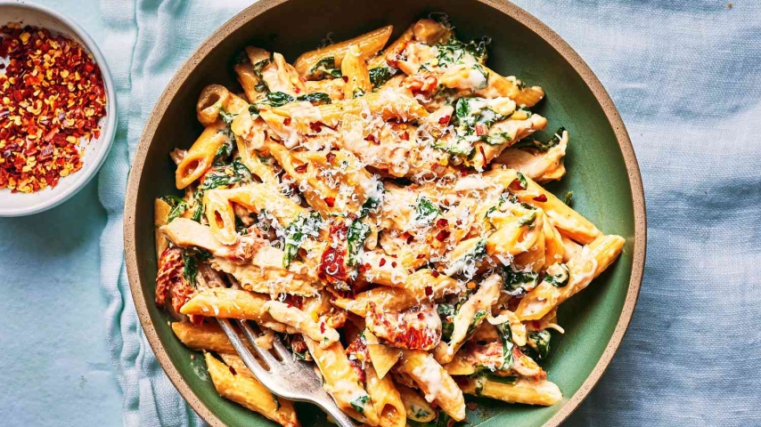Penne Cremoso con Tomates Secos y Espinaca