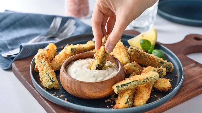 Bastones de Calabacín al Horno con Dip de Ajo y Parmesano