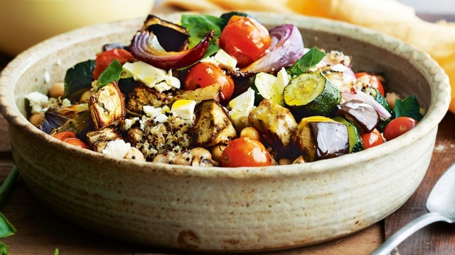 Ensalada Mediterránea de Garbanzos y Berenjena Asada con Feta y Hierbas Frescas