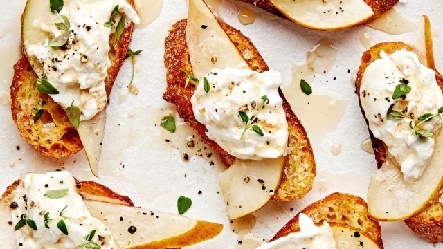 Crostini de Pera Caramelizada y Nuez con Ricotta Batida