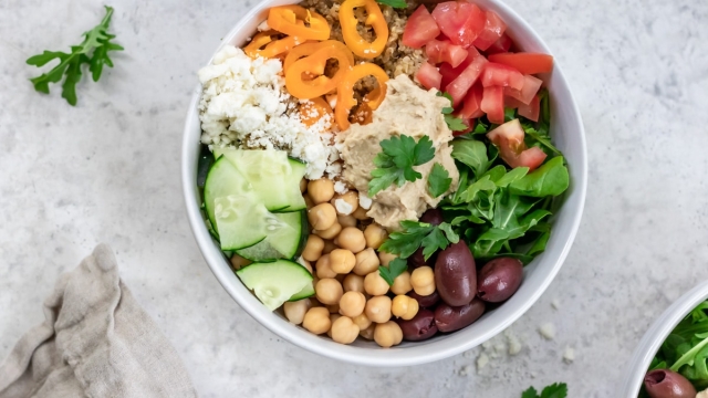 Bowl Buda de Garbanzos Picantes Asados y Quinoa con Salsa de Yogur y Tahini