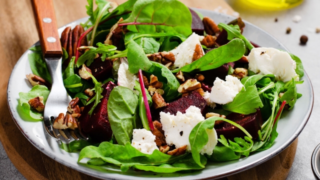 Ensalada Salada de Remolacha Asada y Queso de Cabra con Nueces Tostadas
